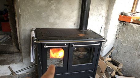 Ofen in Nolezzino romantischer Holzofen mit Sichtfenster zum Feuer